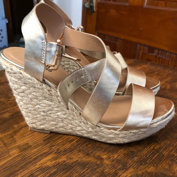 Gold strapped wedges - Picture 1 of 4